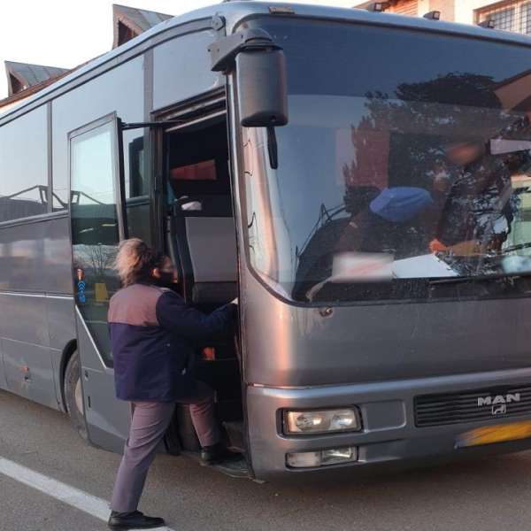 Conducea un autocar, fără să aibă acest drept