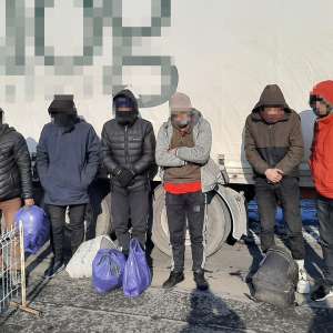 Șase migranţi ascunşi într-un TIR, printre tuburi metalice