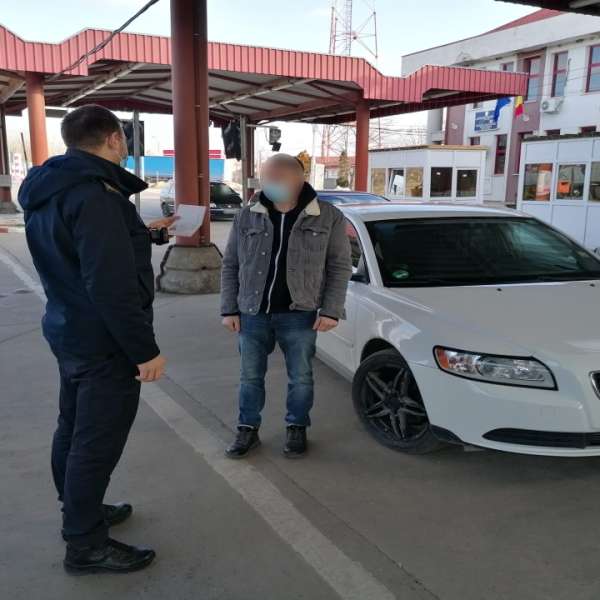 Documente false descoperite de poliţiştii de frontieră ieşeni