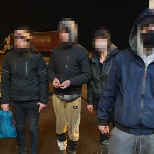 Migranţi din India şi Afganistan depistaţi la frontiera de vest, ascunşi în automarfare