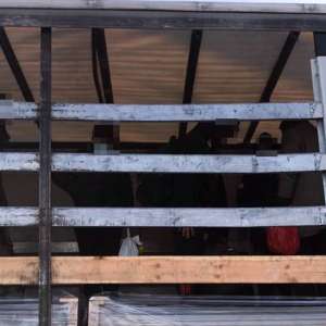 Migranţi din India şi Afganistan depistaţi la frontiera de vest, ascunşi în automarfare