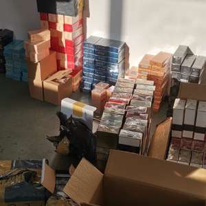 Parfumuri și articole de încălțăminte contrafăcute, descoperite de polițiștii de frontieră giurgiuveni