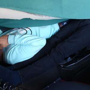 Doi cetățeni străini depistați ascunși în cabina unui autocamion, sub o saltea