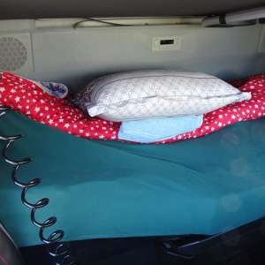 Doi cetățeni străini depistați ascunși în cabina unui autocamion, sub o saltea