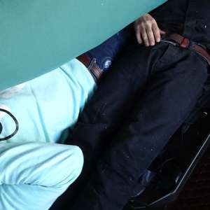 Doi cetățeni străini depistați ascunși în cabina unui autocamion, sub o saltea