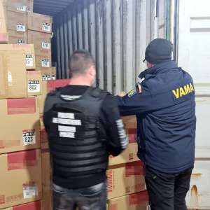 Căști audio, în valoare de 11.000.000 lei dacă ar fi fost originale, depistate într-un container în Portul Constanța