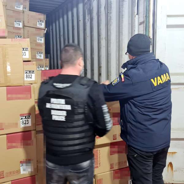 Căști audio, în valoare de 11.000.000 lei dacă ar fi fost originale, depistate într-un container în Portul Constanța