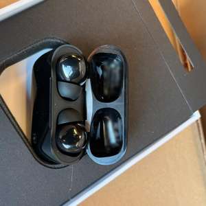 Căști audio, în valoare de 11.000.000 lei dacă ar fi fost originale, depistate într-un container în Portul Constanța