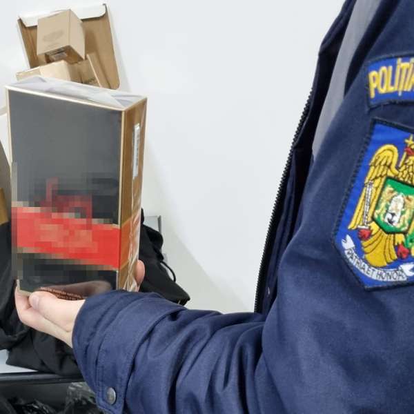 Peste 2.300 de bunuri contrafăcute, achiziționate din Turcia, descoperite de polițiștii de frontieră giurgiuveni