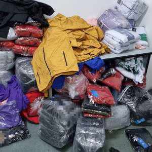 Peste 2.300 de bunuri contrafăcute, achiziționate din Turcia,  descoperite de polițiștii de frontieră giurgiuveni