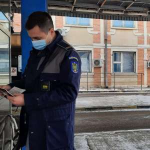 Şofer de autocar cercetat penal pentru că transporta un paşaport fals