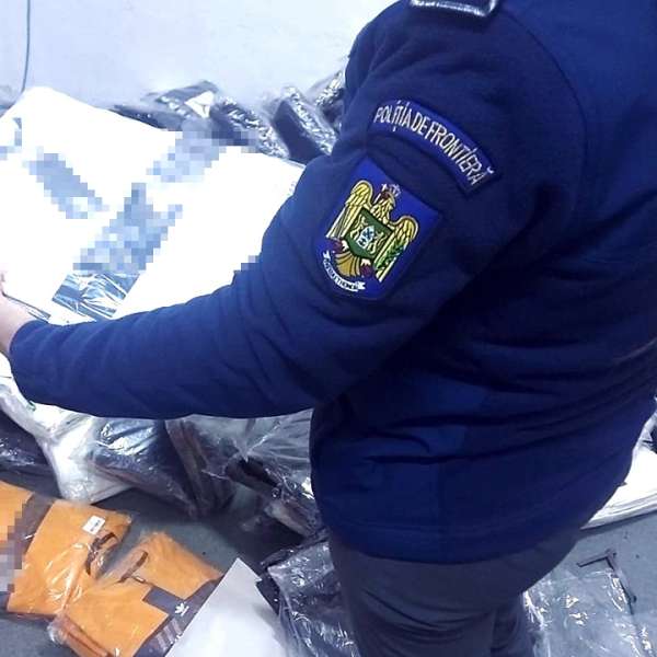 Bunuri contrafăcute, achiziționate din Istanbul, descoperite în două autocare la PTF Giurgiu