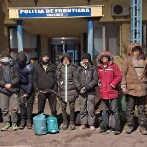 Opt migranţi ascunşi într-un TIR, depistaţi la PTF Vărșand