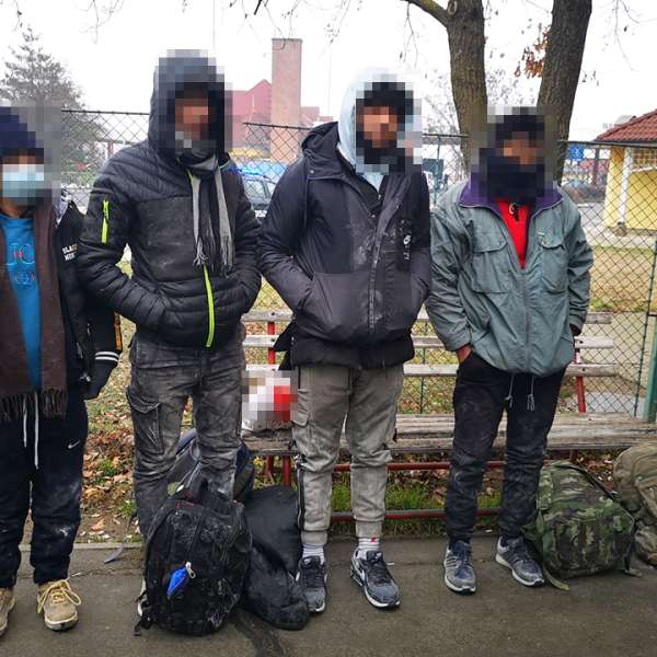 Opt cetăţeni străini ascunși în TIR-uri, depistați de polițiștii de frontieră de la Nădlac