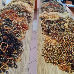 Peste 27 kg de chihlimbar ascunse în roata de rezervă, în portierele şi în bordul unui autoturism al unui cetăţean turc