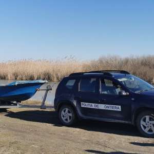 Cetățeni români prinși în timp ce pescuiau ilegal cu plase pe lacul Sinoe