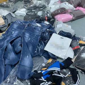 Bunuri susceptibile a fi contrafăcute, estimate la 232.000 lei, descoperite în PTF Giurgiu