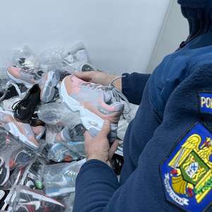 Bunuri susceptibile a fi contrafăcute, estimate la 232.000 lei, descoperite în PTF Giurgiu