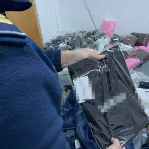 Bunuri susceptibile a fi contrafăcute, estimate la 232.000 lei, descoperite în PTF Giurgiu