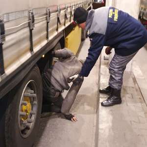 Cetățean străin, ascuns pe osia unei semiremorci, depistat în PTF Giurgiu