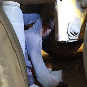 Cetățean străin, ascuns pe osia unei semiremorci, depistat în PTF Giurgiu