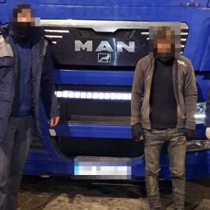 Cetățean străin, ascuns pe osia unei semiremorci, depistat în PTF Giurgiu