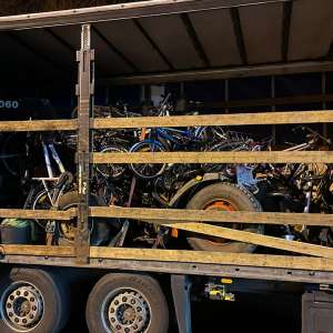 Zece tone de deșeuri din fier vechi și biciclete uzate, oprite la P.T.F Borș I