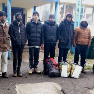 Nouă afgani depistaţi ascunși într-un automarfar la P.T.F. Vărșand