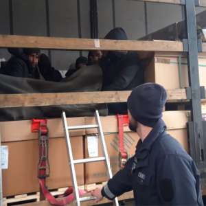 Nouă afgani depistaţi ascunși într-un automarfar la P.T.F. Vărșand