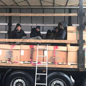 Nouă afgani depistaţi ascunși într-un automarfar la P.T.F. Vărșand