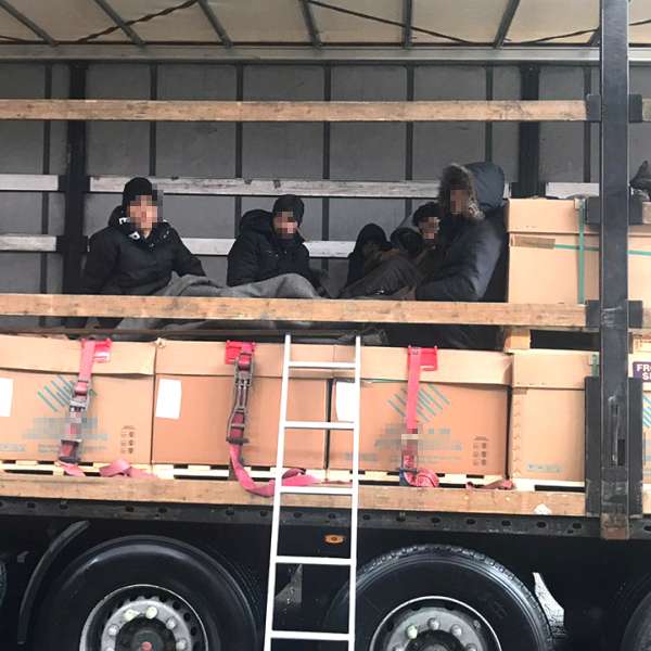 Nouă afgani depistaţi ascunși într-un automarfar la PTF Vărșand