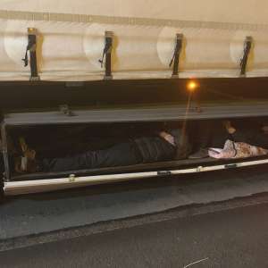 Doisprezece irakieni şi sirieni depistaţi ascunși într-un automarfar la P.T.F. Nădlac II