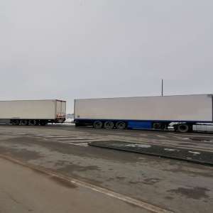 Semiremorci cu rezervoare artizanale, pline cu motorină, confiscate în PTF Halmeu