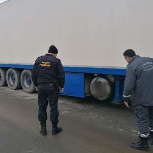 Semiremorci cu rezervoare artizanale, pline cu motorină, confiscate în PTF Halmeu