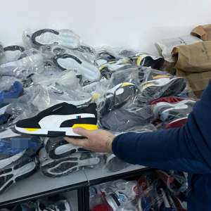 Sute de bunuri contrafăcute, aduse din Turcia, descoperite în două autocare la PTF Giurgiu