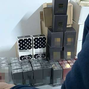 Sute de bunuri contrafăcute, aduse din Turcia, descoperite în două autocare la PTF Giurgiu