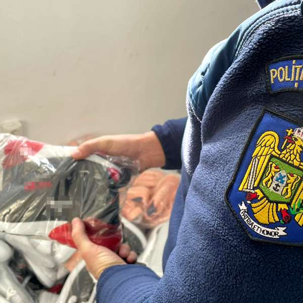 Mii de bunuri contrafăcute, estimate la 460.000 lei, descoperite în nouă autocare la PTF Giurgiu