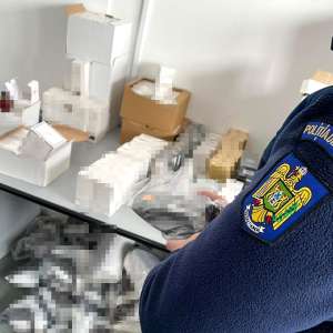 Mii de bunuri contrafăcute, estimate la 460.000 lei ,  descoperite în nouă autocare la PTF Giurgiu