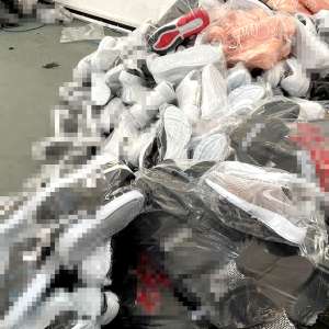 Mii de bunuri contrafăcute, estimate la 460.000 lei ,  descoperite în nouă autocare la PTF Giurgiu