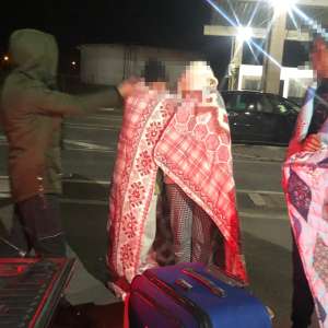Cinci migranţi ascunşi în portbagaj sau printre marfa transportată, depistaţi la Giurgiu