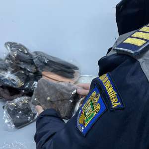 Sute de bunuri contrafăcute, în valoare de 150.000 lei, descoperite în trei mijloace de transport la PTF Giurgiu