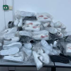 Sute de bunuri contrafăcute, în valoare de 150.000 lei, descoperite în trei mijloace de transport la PTF Giurgiu