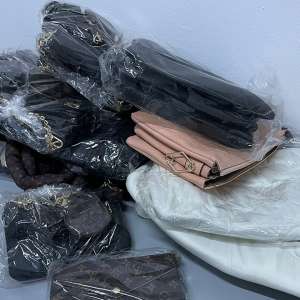 Sute de bunuri contrafăcute, în valoare de 150.000 lei, descoperite în trei mijloace de transport la PTF Giurgiu