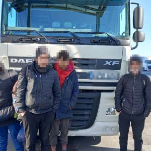 Patru afgani depistaţi ascunși într-un automarfar la P.T.F. Nădlac II