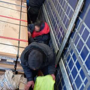 Patru afgani depistaţi ascunși într-un automarfar la P.T.F. Nădlac II