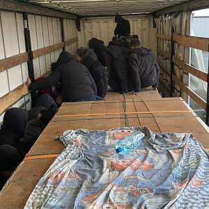 TIR încărcat cu profile din aluminiu, oprit la Nădlac. 32 de migranţi, depistaţi ascunşi