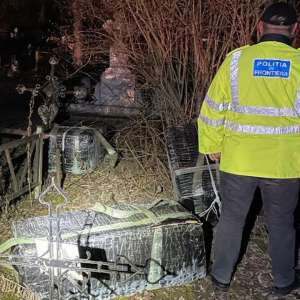Ţigarete de contrabandă, în valoare de peste 68.000 de lei, descoperite în cimitir