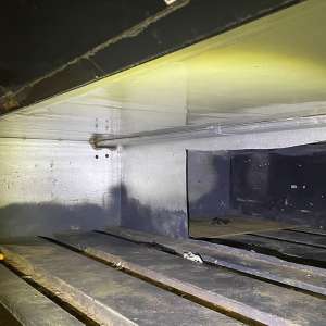 Ascunşi într-un spaţiu special amenajat sub un TIR, cincisprezece migranţi au fost depistaţi la graniţa de vest