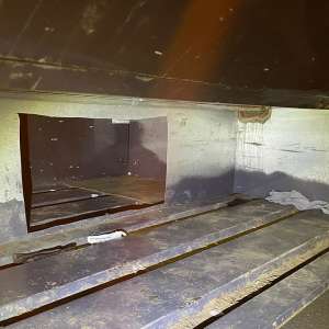 Ascunşi într-un spaţiu special amenajat sub un TIR, cincisprezece migranţi au fost depistaţi la graniţa de vest