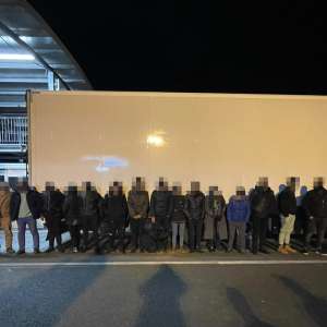 Ascunşi într-un spaţiu special amenajat sub un TIR, cincisprezece migranţi au fost depistaţi la graniţa de vest